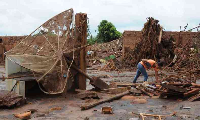 Moradora em meio a escombros em Bento Rodrigues, local mais atingido: MP critica manobras que adiam compensao(foto: Tlio Santos/EM/DA Press - 2/12/15 )