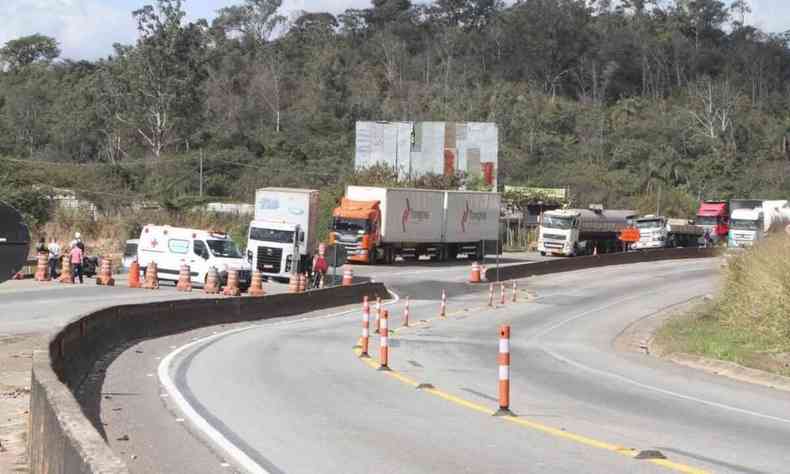 Transito parado ao fundo, e pista fechada.