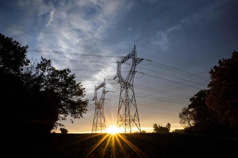 Na foto, torres de energia eltrica 