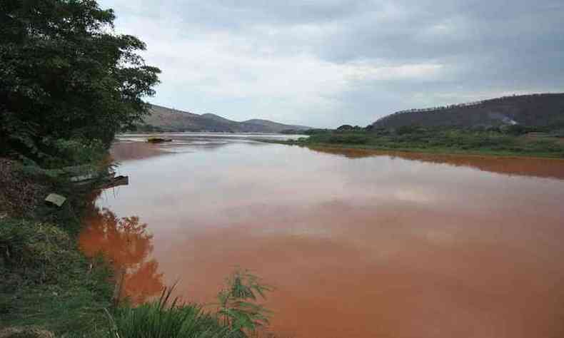 Onda de lama que passou pelo Rio Doce comprometeu abastecimento de água em Galileia(foto: Alexandre Guzanshe/EM/D.A Press)