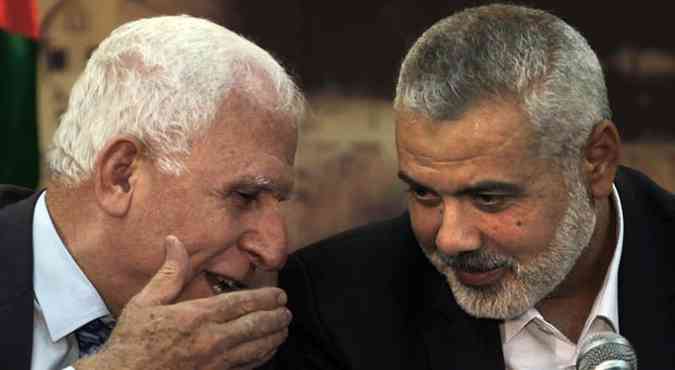 Chefe do Fatah Azzam al-Ahmed conversa com primeiro ministro do Hamas em Gaza. Parceria irritou Israel(foto: SAID KHATIB/AFP)