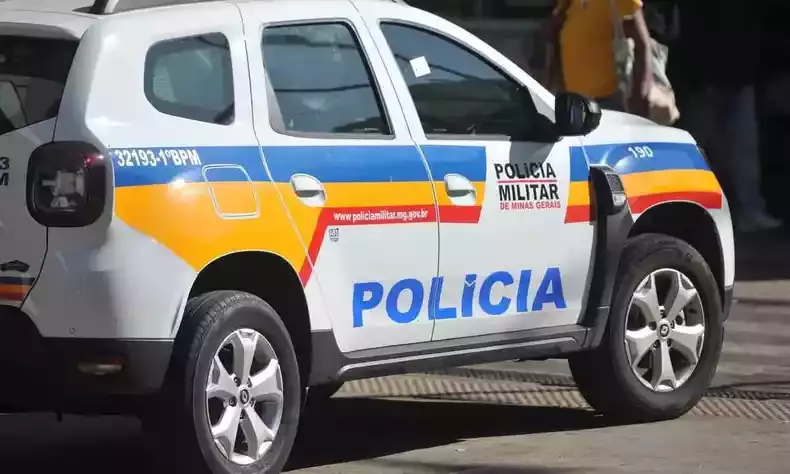Suspeito tentou fugir, mas foi pego pela polícia(foto: Leandro Couri/EM/D.A Press)) Imagem mosta viatura da PM