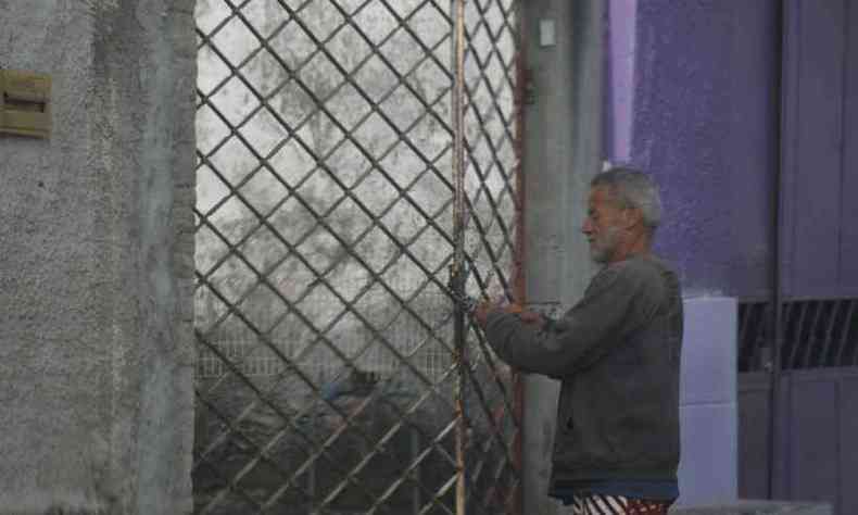 Aps uma manh agitada, Leopoldo Queiroz andava tranquilo pela rua do Bairro So Bernardo, na Regio Norte de BH(foto: Alexandre Guzanshe/EM/D.A Press)