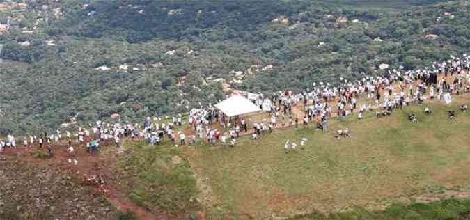 Cerca de 10 mil pessaos dero abrao simblico na Serra da Moeda(foto: Srgio Amzalak /EM/D.A Press)