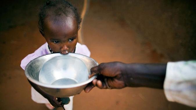 No campo de Abu Shouk para pessoas deslocadas internamente (IDP - em inglês) em Darfur, uma criança recebe água(foto: Albert González Farran/UNAMID) No campo de Abu Shouk para pessoas deslocadas internamente (IDP - em inglês) em Darfur, uma criança recebe água(foto: Albert González Farran/UNAMID)