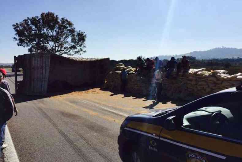 O veculo tombou e interditou totalmente a pista no sentido So Paulo / Belo Horizonte(foto: Polcia Rodoviria Federal (PRF) / Divulgao)