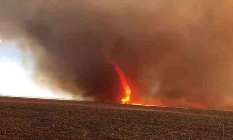 Vdeo mostra tornado sobre uma linha de fogo na Fazenda Caxuana(foto: Reproduo da internet/Youtube)