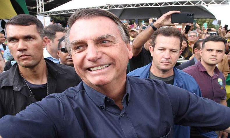 Bolsonaro em visita a Betim, na Grande BH, em agosto deste ano (foto: Edesio Ferreira/EM/DA Press) Presidente Jair Bolsonaro rodeado de apoiadores em Betim