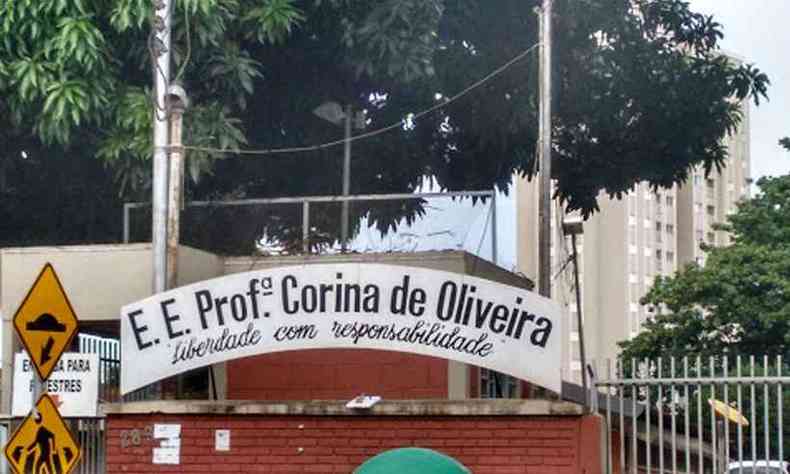 Entrada principal da escola precisou ser isolada pelos bombeiros de Uberaba(foto: Divulgao/Escola Corina de Oliveira)