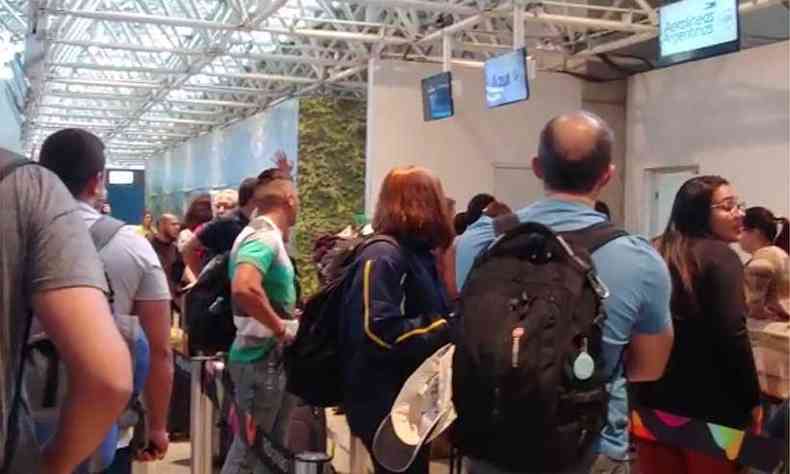 Passageiros enfrentam fila no balco da Azul em Confins (foto: Reproduo/WhatsApp)