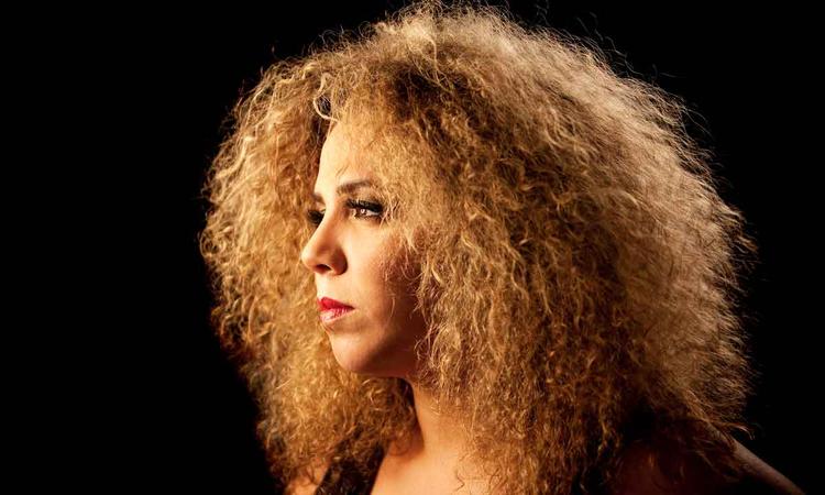 cantora e compositora mineira Adrianna
