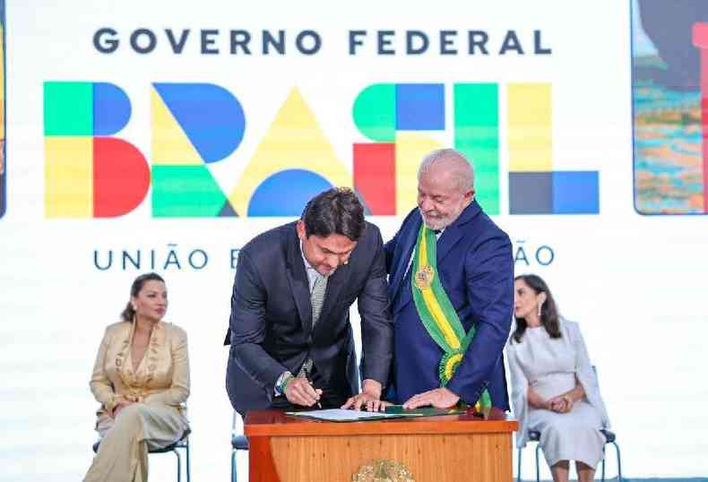 Juscelino ao lado de Lula, durante a posse como ministro das Comunicaes; filiado ao Unio Brasil, ele tem apoio de seu partido