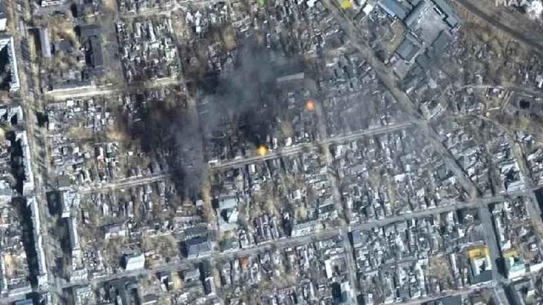 Imagem de satélite mostra incêndios após ataques russos em área residencial do leste de Mariupol, na Ucrânia(foto: MAXAR) Imagem de satélite em Mariupol