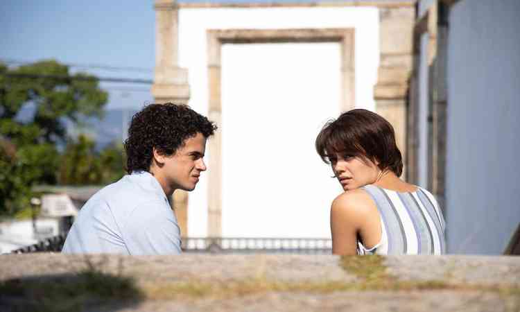 Os atores Rodrigo Llis e Sophie Charlotte como Caetano Veloso e Gal Costa