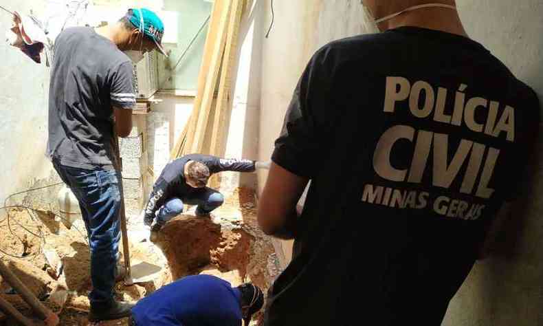 Corpo foi encontrado enterrado em um dos cmodos da casa(foto: Polcia Civil / Divulgao)