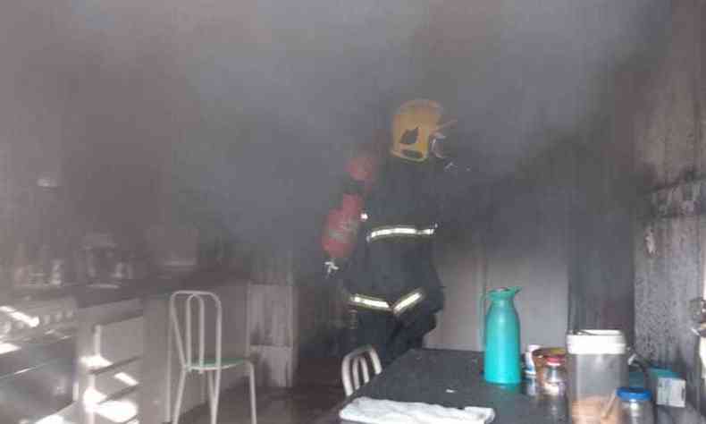 Os bombeiros fizeram buscas no imvel onde um rapaz teria colocado fogo(foto: Corpo de Bombeiros/Divulgao)