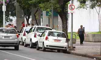H taxistas que no respeitam normas: trs estavam parados em local proibido a 150 metros da fiscalizao(foto: Edsio Ferreira/EM/DA Press)