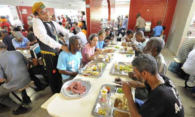 O amoço, que envolveu 100 voluntários, teve no cardápio arroz, feijão, lombo, maionese, salada, maçã e suco de manga(foto: Juarez Rodrigues/EM/DA Press) O amoço, que envolveu 100 voluntários, teve no cardápio arroz, feijão, lombo, maionese, salada, maçã e suco de manga(foto: Juarez Rodrigues/EM/DA Press)