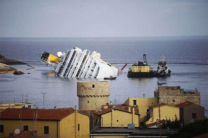 Opera��es para a retirada do combust�vel come�aram nesta ter�a(foto: AFP PHOTO / FILIPPO MONTEFORTE )