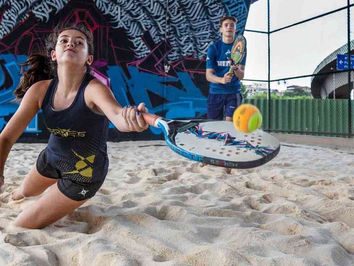 clube de arte depois das aulas para os alunos. menina de pé com