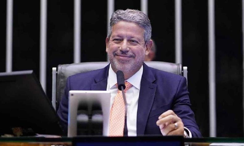 Arthur Lira sorrindo na cadeira da C�mara dos Deputados