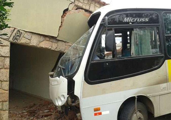 Um �nibus escolar perdeu o freio e invadiu uma casa na manh� desta quinta-feira em Montes Claros, no Norte de Minas Gerais. O acidente aconteceu no Bairro Sagrada Fam�lia quando o ve�culo descia um rua �ngreme. Segundos os bombeiros, quatro pessoas da mesma fam�lia estavam no �nibus. O ve�culo derrubou parte do muro, invadiu a garagem e o port�o da resid�ncia foi arremessado. Com o impacto, a passageira Zeline de Jesus Ramos, 46 anos, ficou presa entre o banco e a parede e foi retirada pelo Corpo de Bombeiros. Ela foi conduzida para o Hospital Santa Casa(foto: Assessoria de comunica��o do 7� BBM)