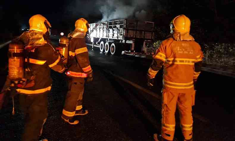 Seis bombeiros militares combateram fogo em carreta em Francisco S, Norte de Minas