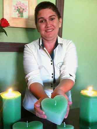 Em Pitangui, Beatriz Santana usa as folgas para produzir velas decorativas(foto: Paulo Henrique Lobato/EM/D. A Press )