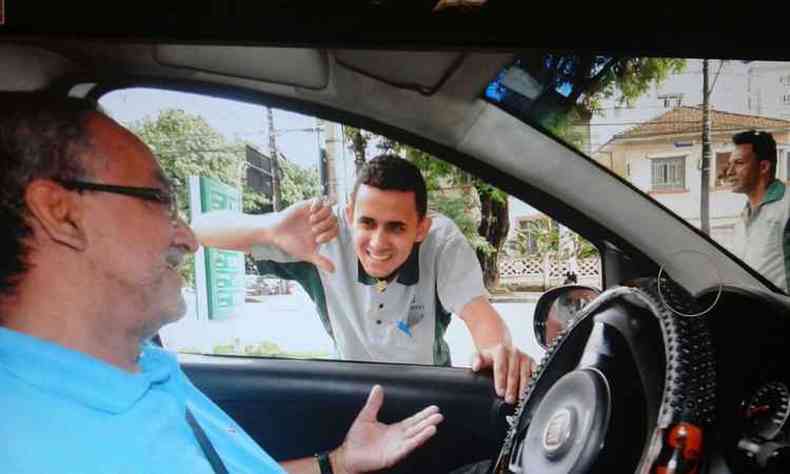 O taxista Heli Epifnio, h 29 anos no ofcio, estava pensando em voltar para casa, j que no conseguiu abastecer (foto: Beto Novaes/EM/D.A Press )