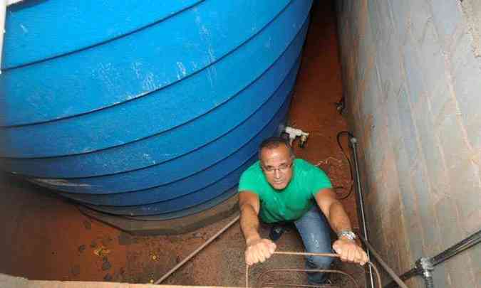 Padre Danil Marcelo dentro do tanque que abriga reservatrio, que j acumula 15 mil litros de gua de chuva captada do telhado da Igreja do Rosrio (foto: BETO NOVAES/EM/D. A PRESS )