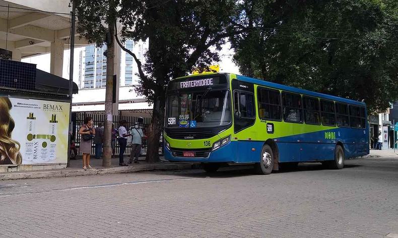 nibus circulando em Governador Valadares