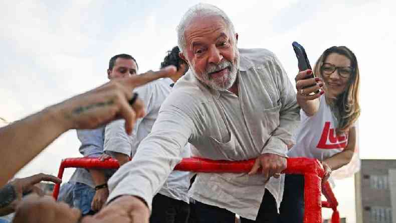 Lula oferece sua mo a apoiadores em ato em Belford Roxo, no Rio de Janeiro, em 11 de outubro.
