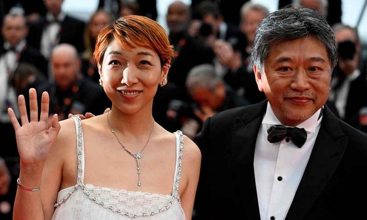 Atriz Sakura Ando e o cineasta Hirokazu Kore-eda sorriem para os fotgrafos no Festival de Cannes