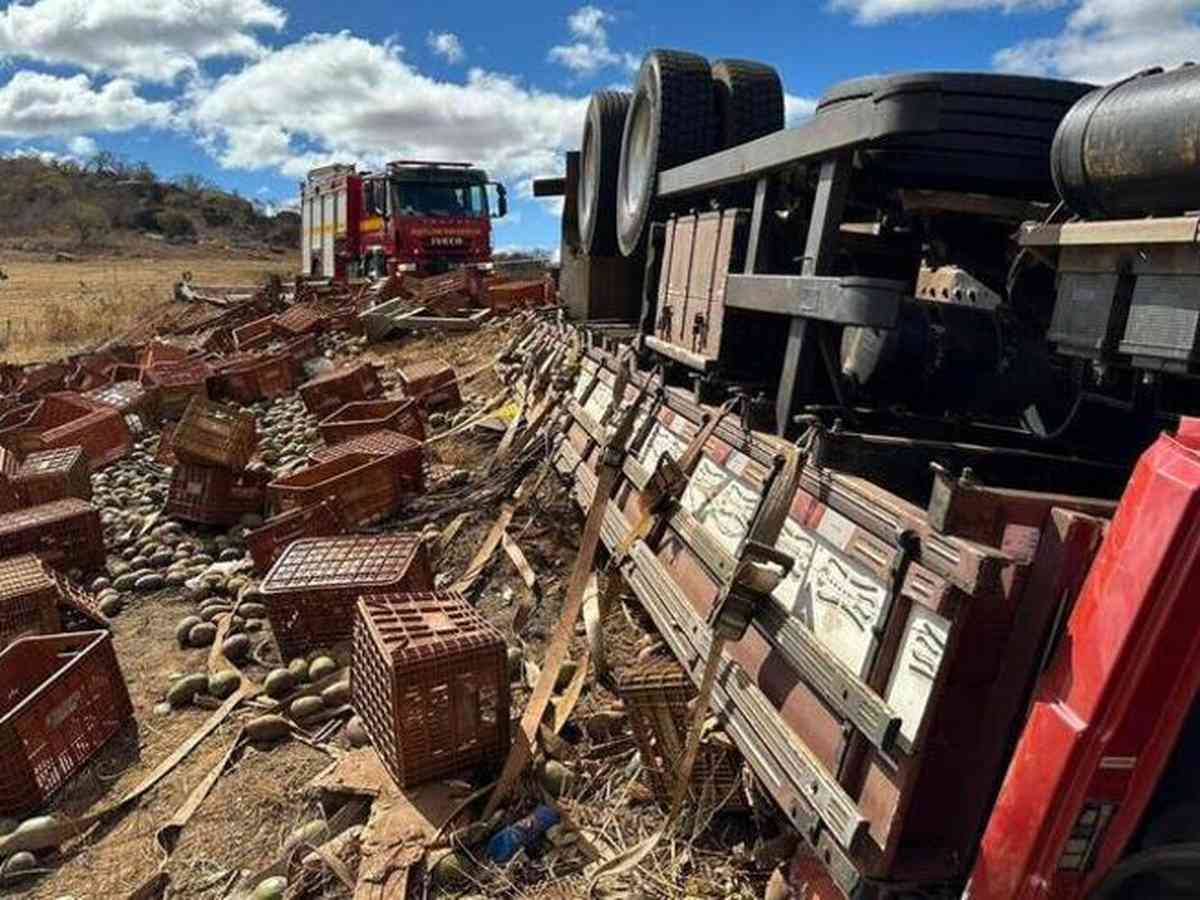 Chapada: Motorista e passageiro ficam feridos após caminhão tombar na  região de Utinga – Jornal da Chapada