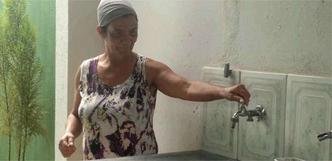 Terezinha Ferreira da Silva, de 60 anos, procura gastar o mínimo possível de água durante o racionamento...(foto: Simone Lima/EM/D.A Press) Terezinha Ferreira da Silva, de 60 anos, procura gastar o mínimo possível de água durante o racionamento...(foto: Simone Lima/EM/D.A Press)