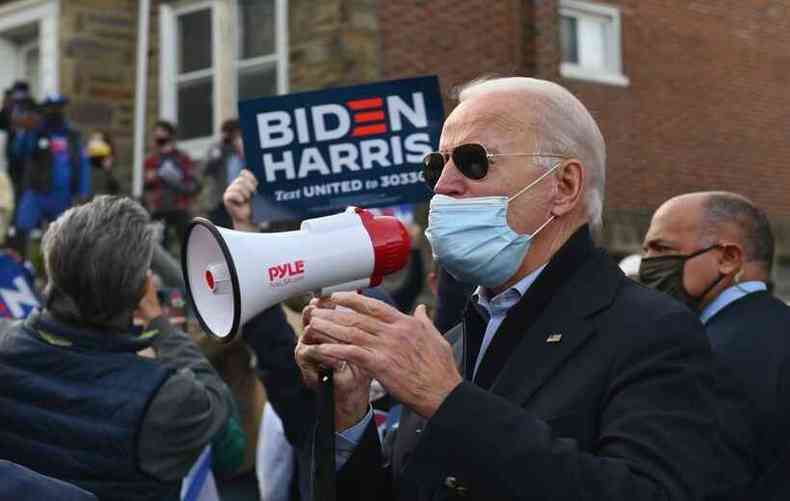 Joe Biden utilizou megafone para se comunicar com eleitores na Filadlfia(foto: Angela Weiss / AFP)