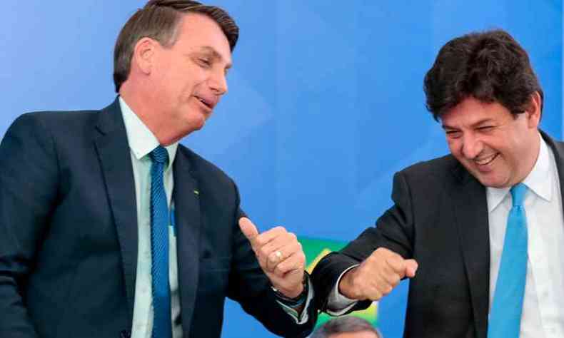 Bolsonaro cumprimenta Mandetta na solenidade de posse do ministro Nelson Teich na Sade(foto: Carolina Antunes/PR Braslia)