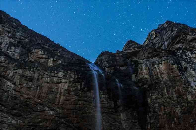 Vista da Cachoeira do Tabuleiro durante a noite (foto: Leandro Couri/EM/DA Press)
