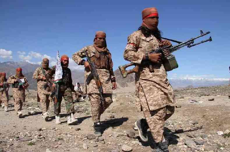 Soldados armados do Talebã e civis em foto de 2020