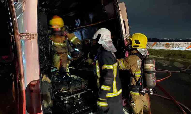 Bombeiros remexem cinzas em ambulncia que pegou fogo