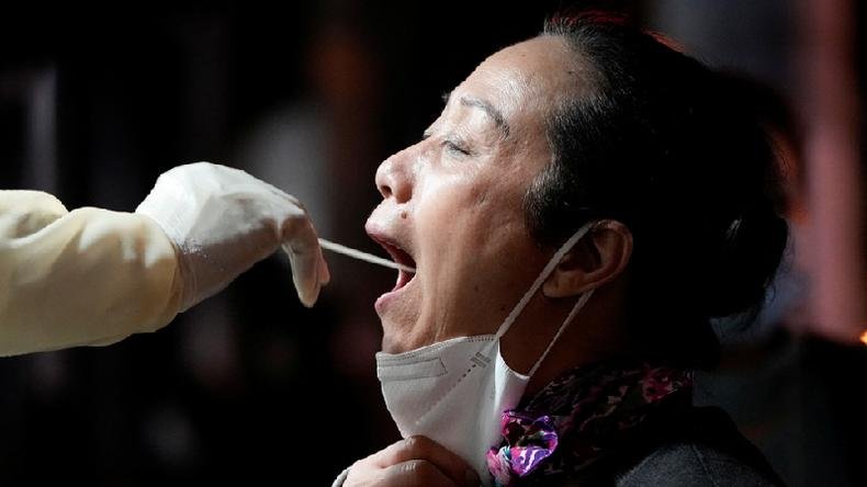 Os lockdowns e os testes de covid continuam a fazer parte da vida cotidiana dos cidadãos na China(foto: Reuters) Uma mulher na China sendo submetida a um teste de PCR