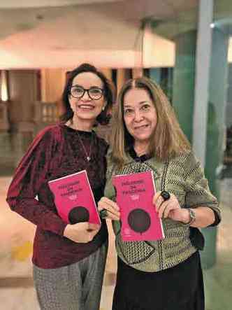 Jornalistas Isabela Teixeira da Costa e Heloisa Aline seguram o livro Dilogos da pandemia 