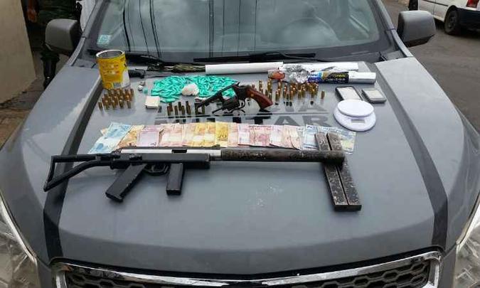 Uma submetralhadora e um revólver foram apreendidos na casa do homem(foto: Polícia Militar (PM) / Divulgação) Uma submetralhadora e um revólver foram apreendidos na casa do homem(foto: Polícia Militar (PM) / Divulgação)