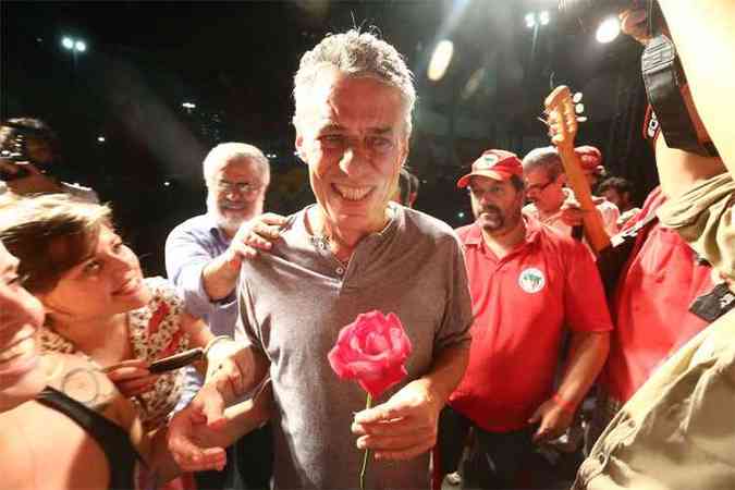O cantor Chico Buarque participou nessa quinta-feira (31) da manifestao contra o impeachment de Dilma(foto: Wilson Junior/Estadoo Contedo)