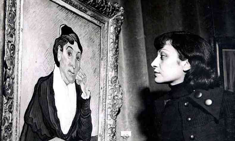Lina Bo Bardi, em foto de 1953, aprecia a tela 