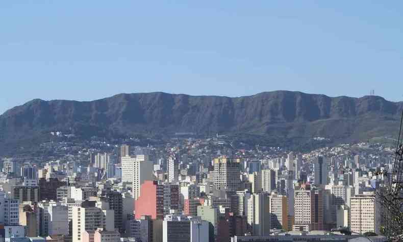 Paisagem de Belo Horizonte com prédios em primeiro plano e a Serra do Curral ao fundo