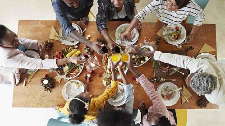 Famlia em torno de uma mesa