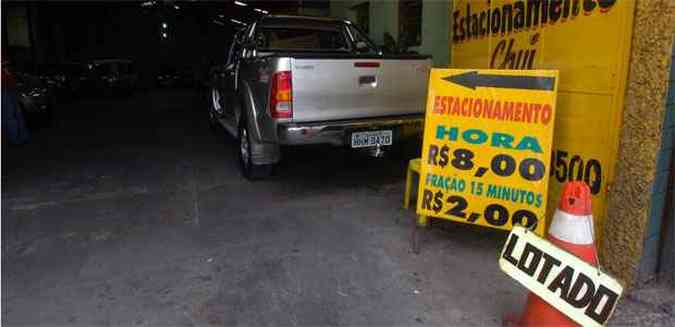 Apesar do preo alto, muitas pessoas preferem colocar seus carros em estacionamentos privados(foto: Beto Magalhaes/EM/D.A Press)