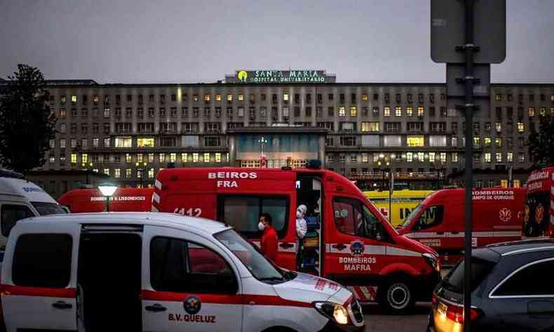 Ambulncias se aglomeram na porta do Hospital Santa Maria, em Lisboa(foto: PATRICIA DE MELO MOREIRA/AFP)