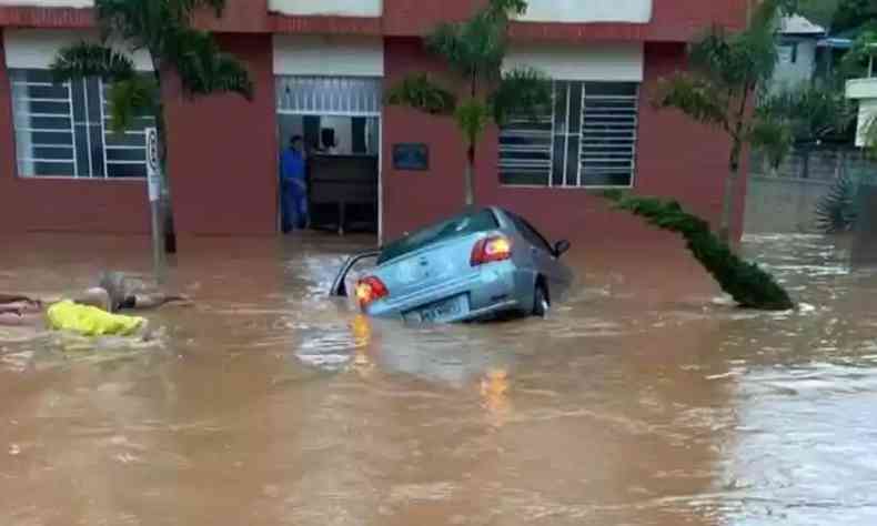 carro submerso em enchente